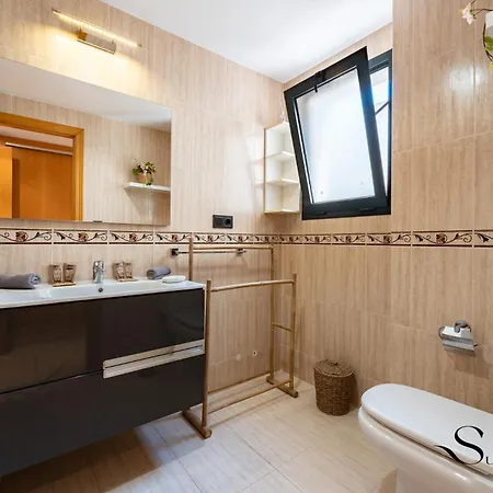 Tranquil 2 Bed 2 Bath Retreat, Pool, Parking Lejlighed