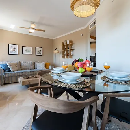 Tranquil 2 Bed 2 Bath Retreat, Pool, Parking Lejlighed *
