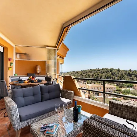 Tranquil 2 Bed 2 Bath Retreat, Pool, Parking