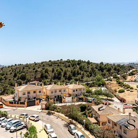 Tranquil 2 Bed 2 Bath Retreat, Pool, Parking Lejlighed